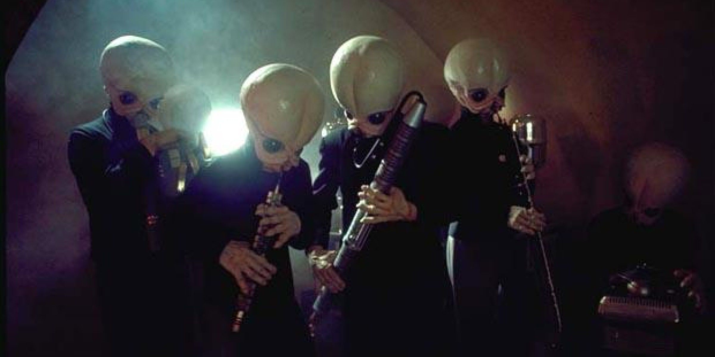 Figrin D'an and the Modal Nodes play in the Mos Eisley Cantina in A New Hope