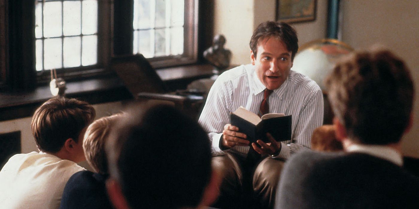 Robin Williams leyendo a los estudiantes en Dead Poets Society