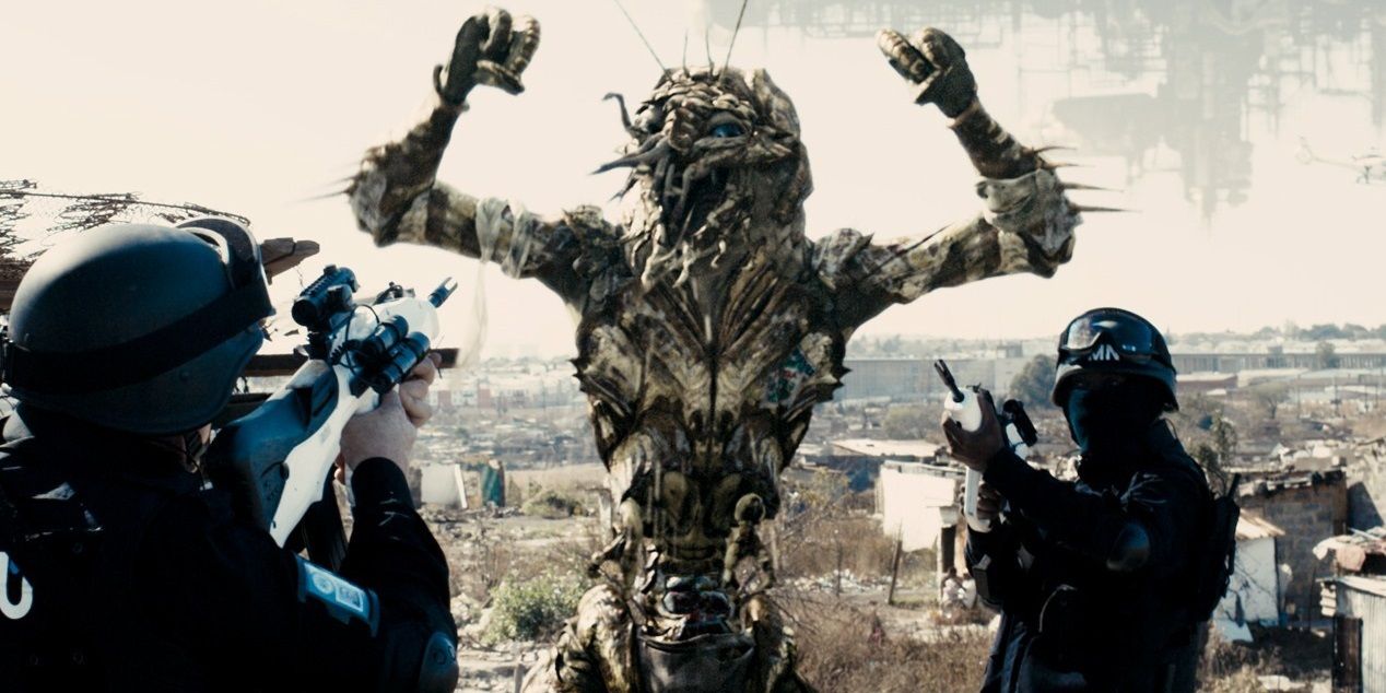 An alien surrounded by soldiers in District 9