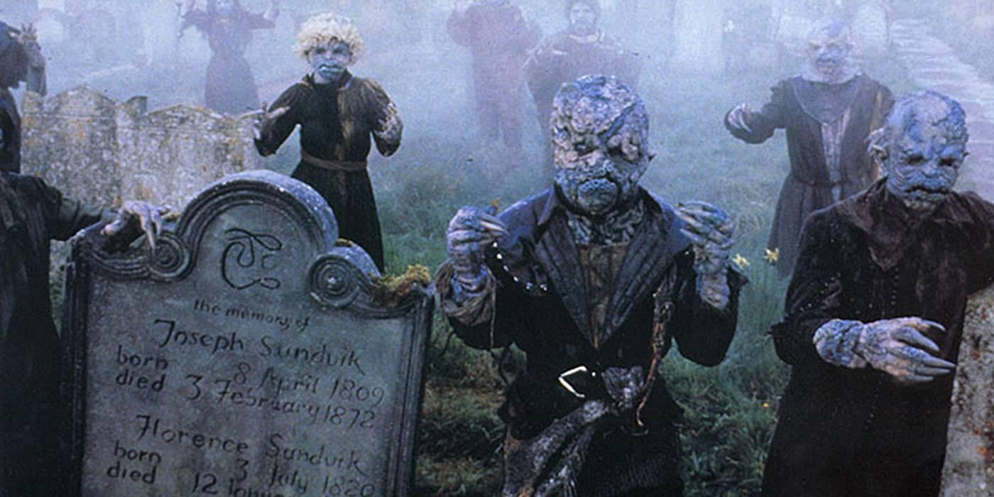 Monstros parecidos com vampiros vagando por um cemitério em Doctor Who: The Curse of Fenric