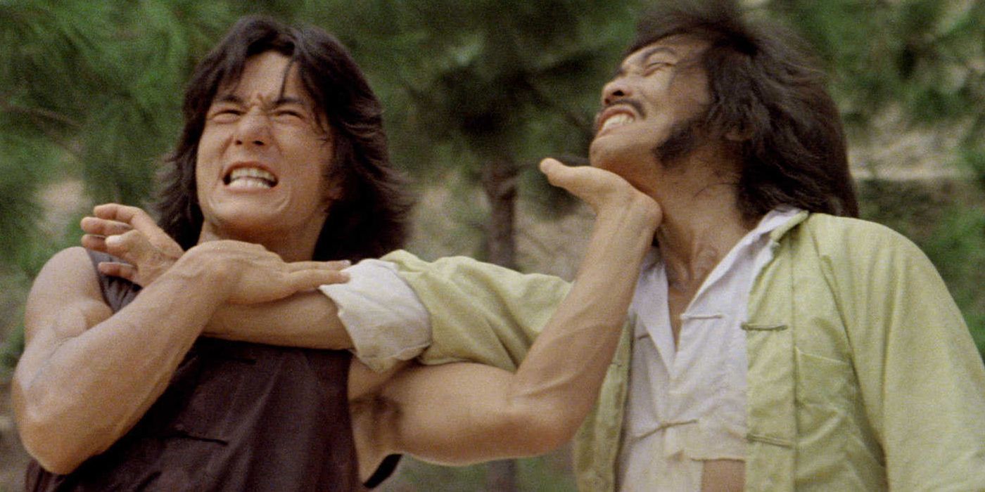 Jackie Chan lucha contra un oponente afuera en la película Drunken Master.