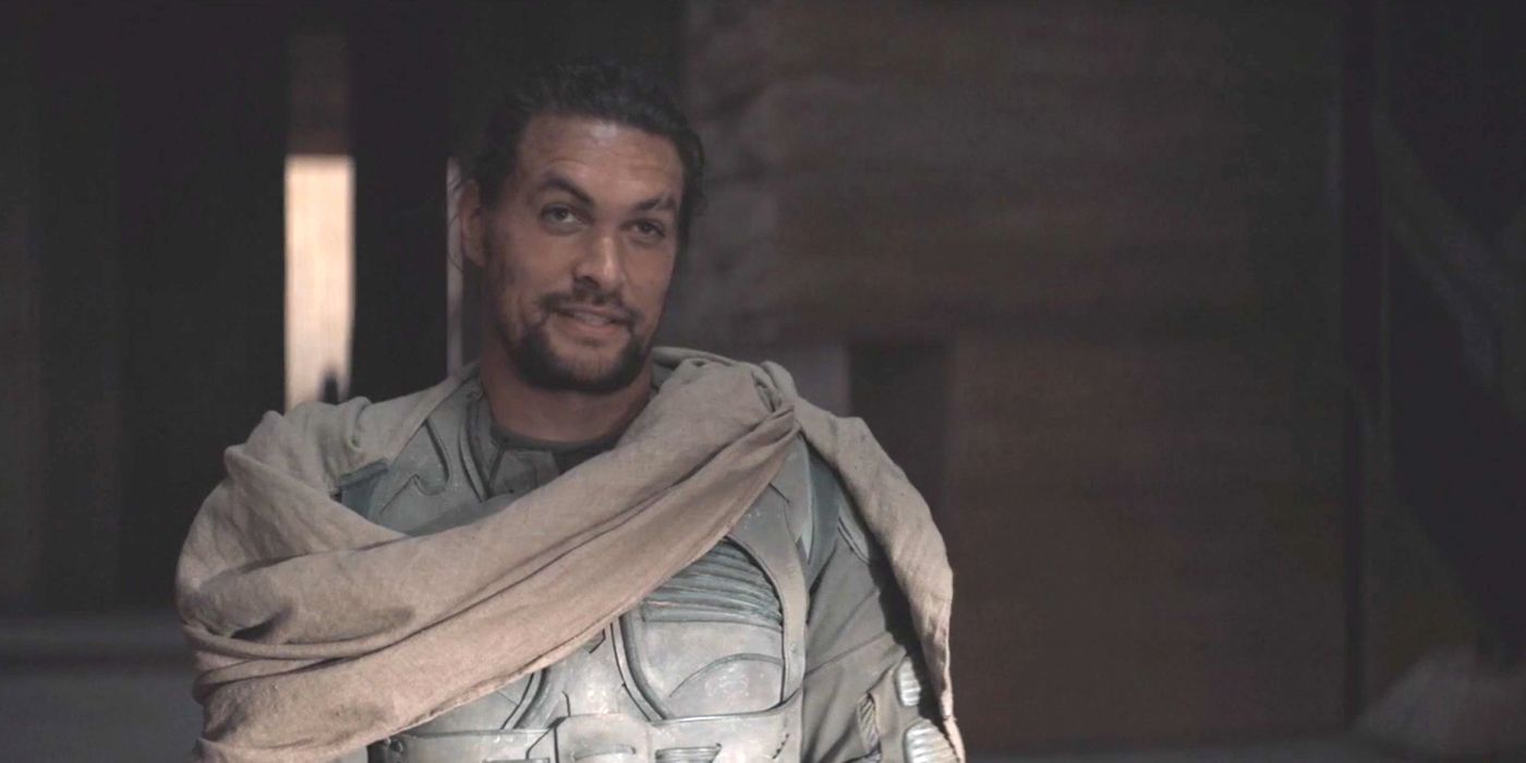 Duncan smiling at someone offscreen in Dune (2021).