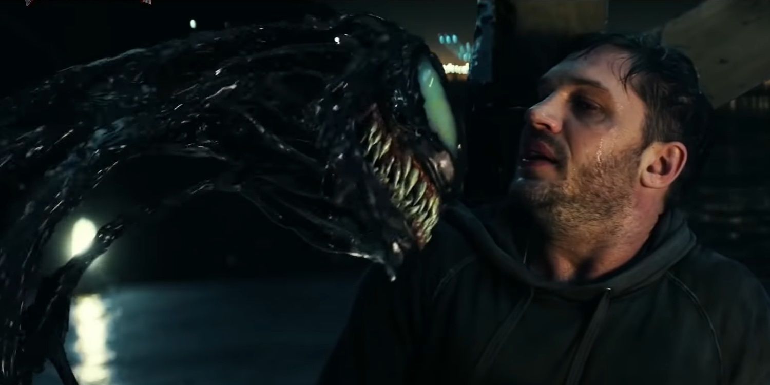 Eddie Brock de Tom Hardy e o simbionte Venom se encarando.
