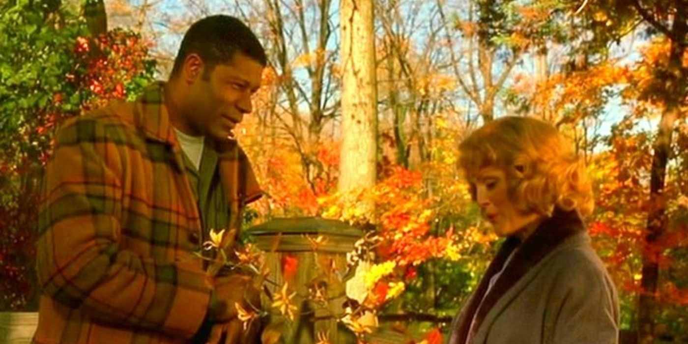 Um homem e uma mulher estão conversando em Far From Heaven