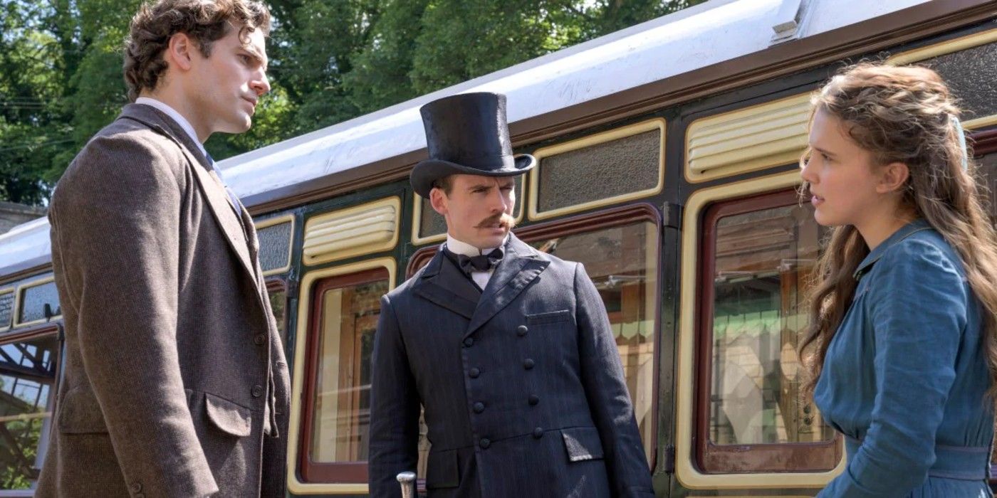 Sherlock, Mycroft e Enola conversando na estação de trem em Enola Holmes.