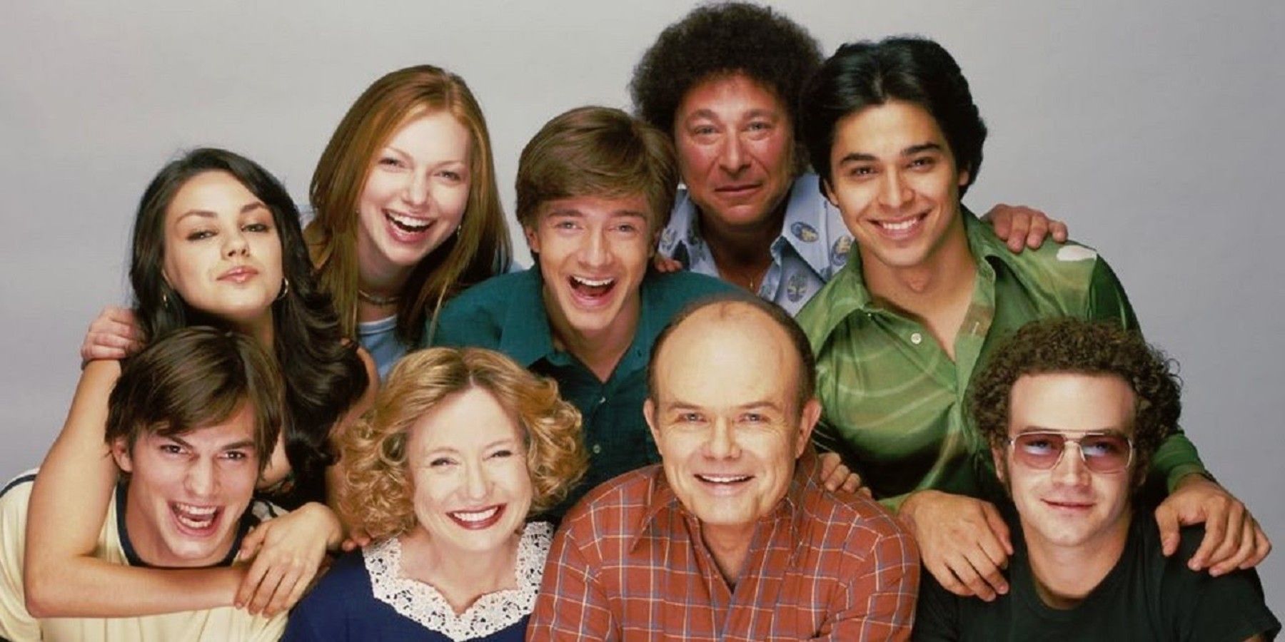 The cast of That 70s Show pose for a promotional image