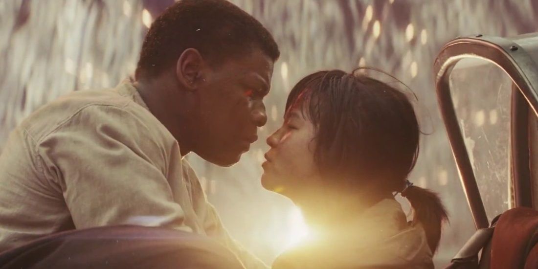Finn and Rose kiss in The Last Jedi