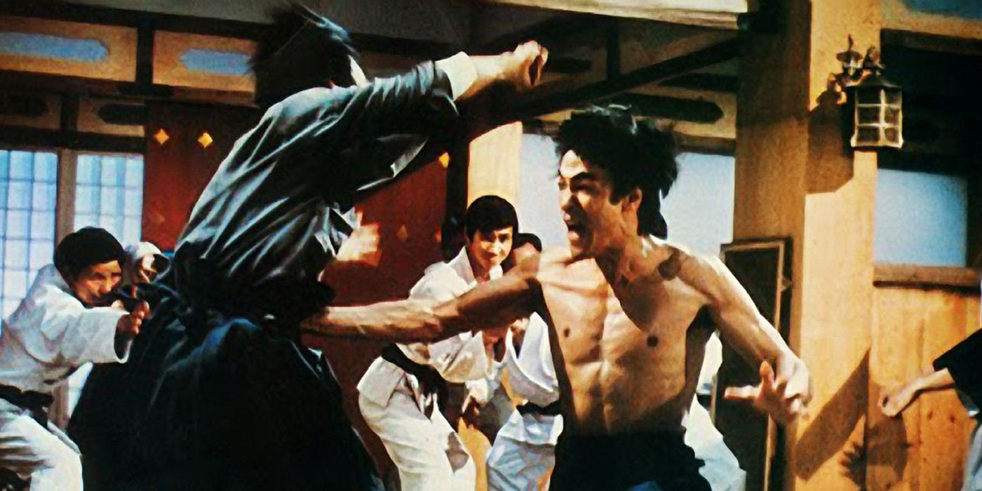 Bruce Lee lutando contra um vilão em Fist of Fury