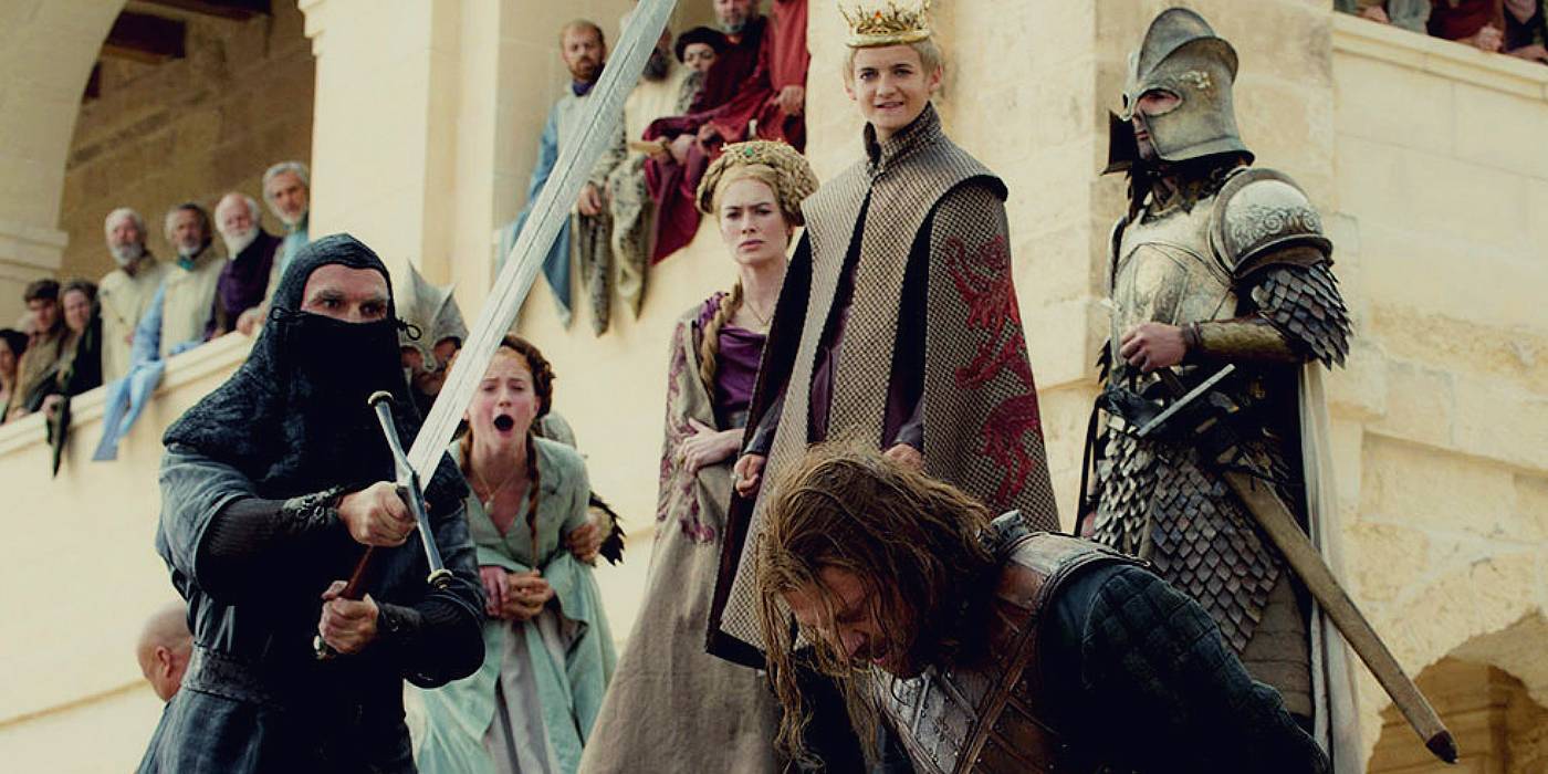 Ned Stark é executado por Ilyn Payne enquanto a família Lannister assiste em Game Of Thrones
