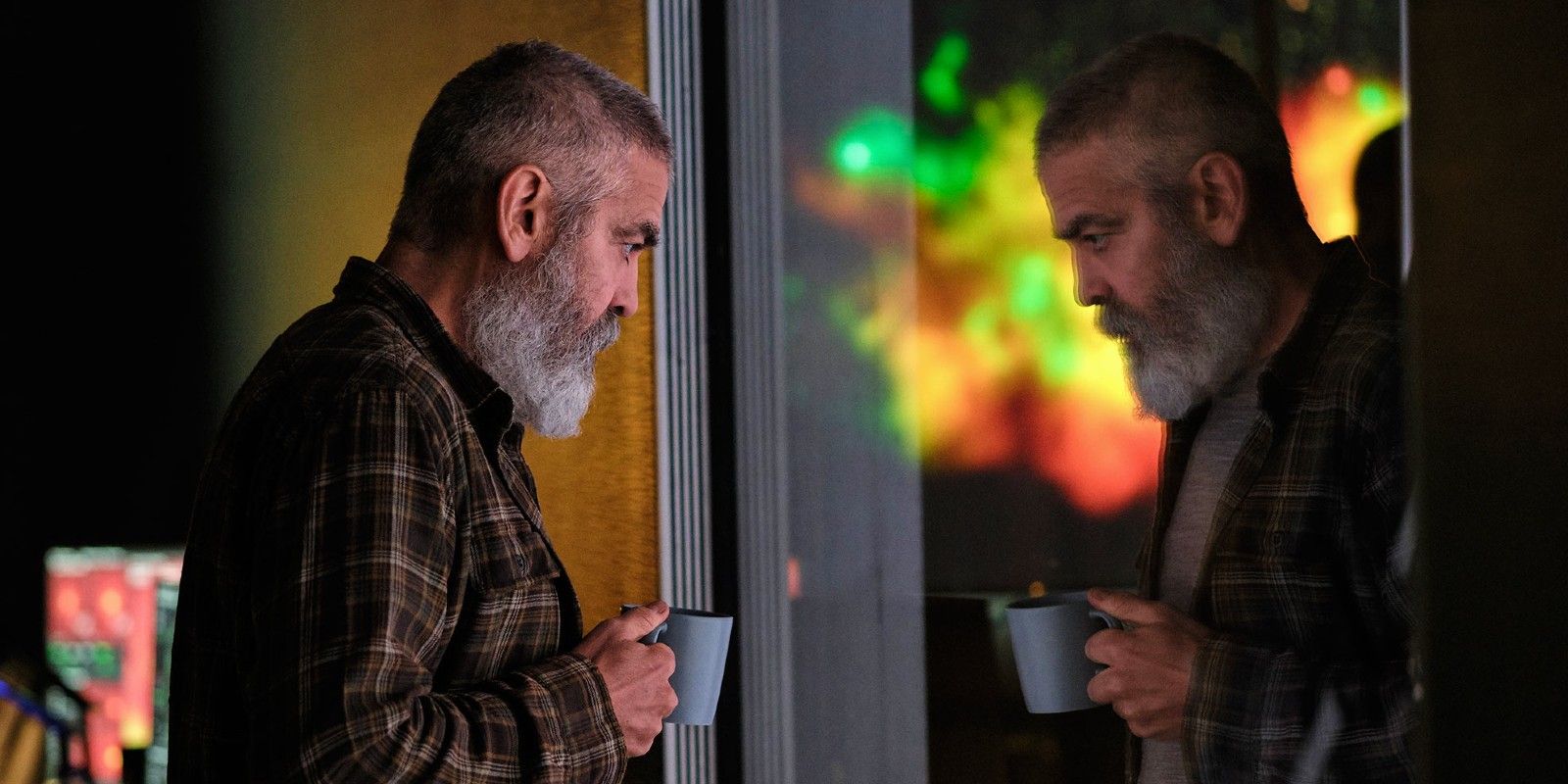 George Clooney olha pela janela em Midnight Sky