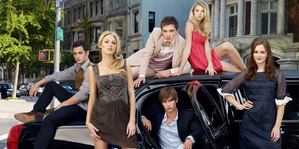 Elenco original de Gossip Girl posa em frente a uma limusine