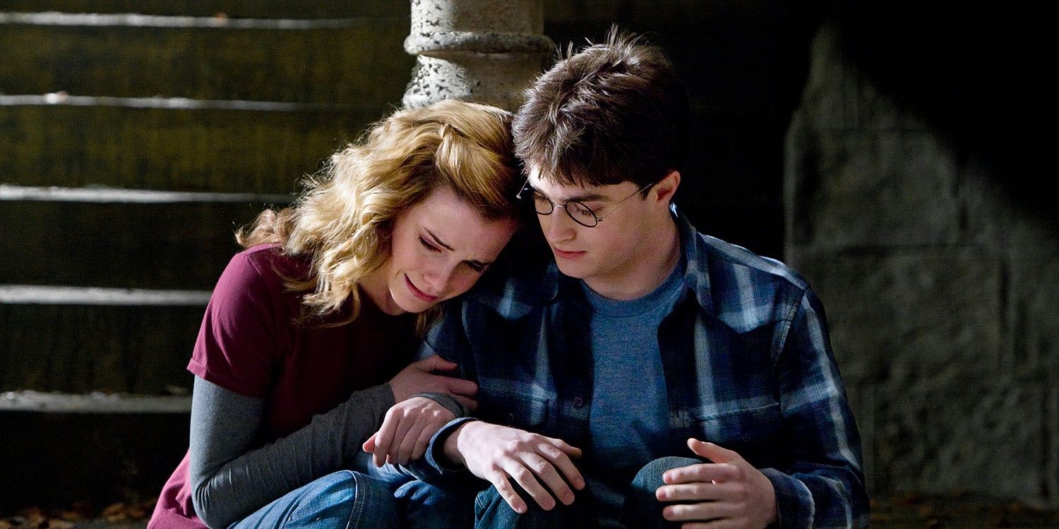 Harry comforts Hermione after she witnesses Ron and Lavender kissing.