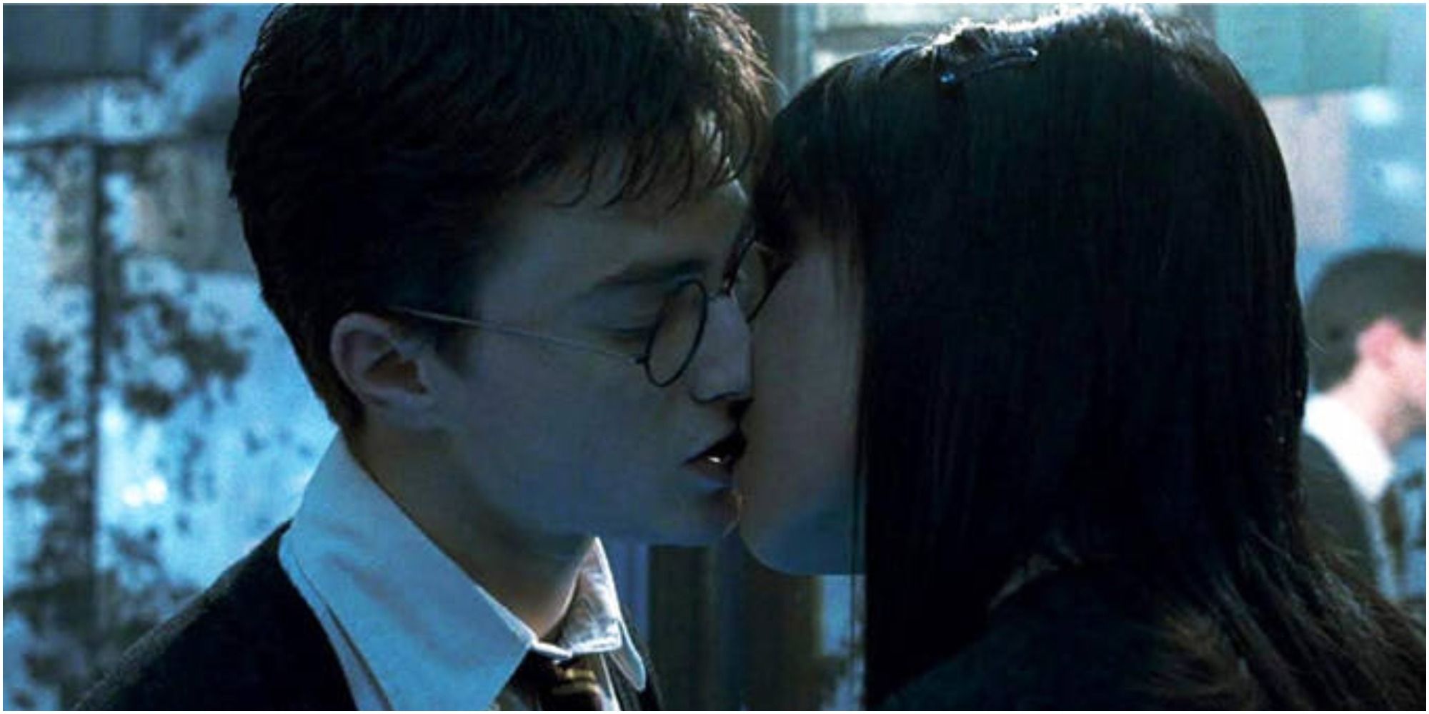 A screenshot of Harry and Cho kissing under the mistletoe in Harry Potter and the Order of the Phoenix