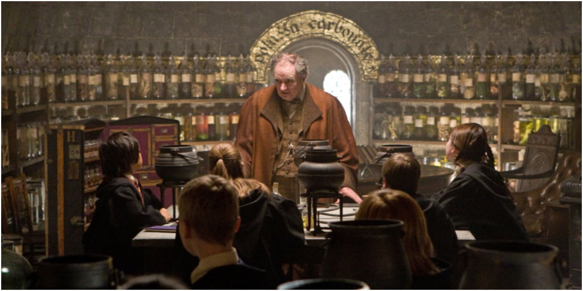 Uma captura de tela do Professor Horácio Slughorn ensinando Poções em Harry Potter e o Enigma do Príncipe