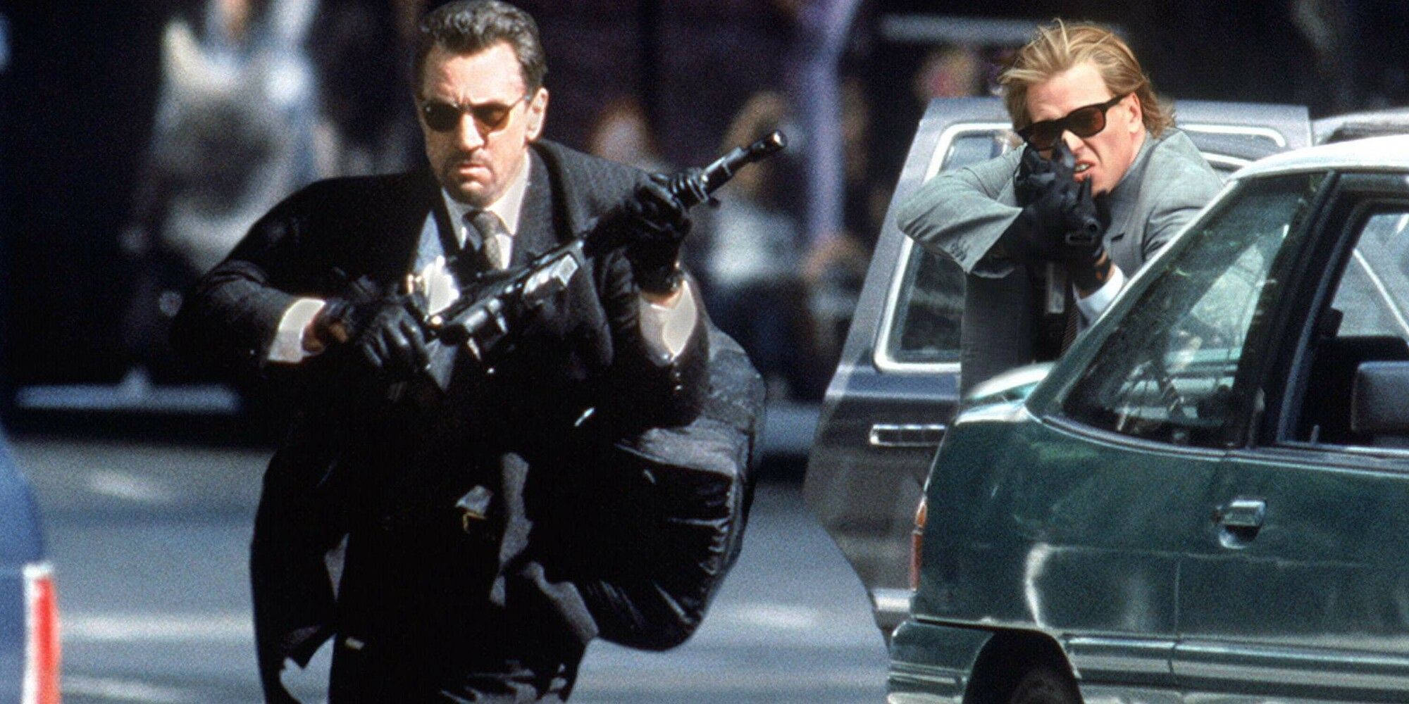 Robert De Niro and Val Kilmer with guns in the street in Heat (1995)