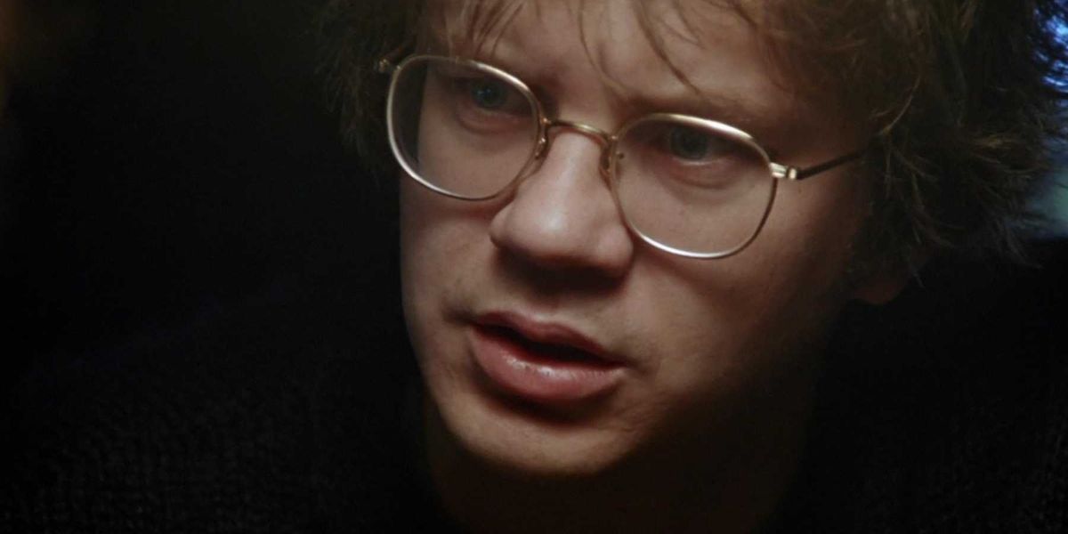 Tim Robbins wearing glasses as Jacob Singer looking concerned in Jacob's Ladder.