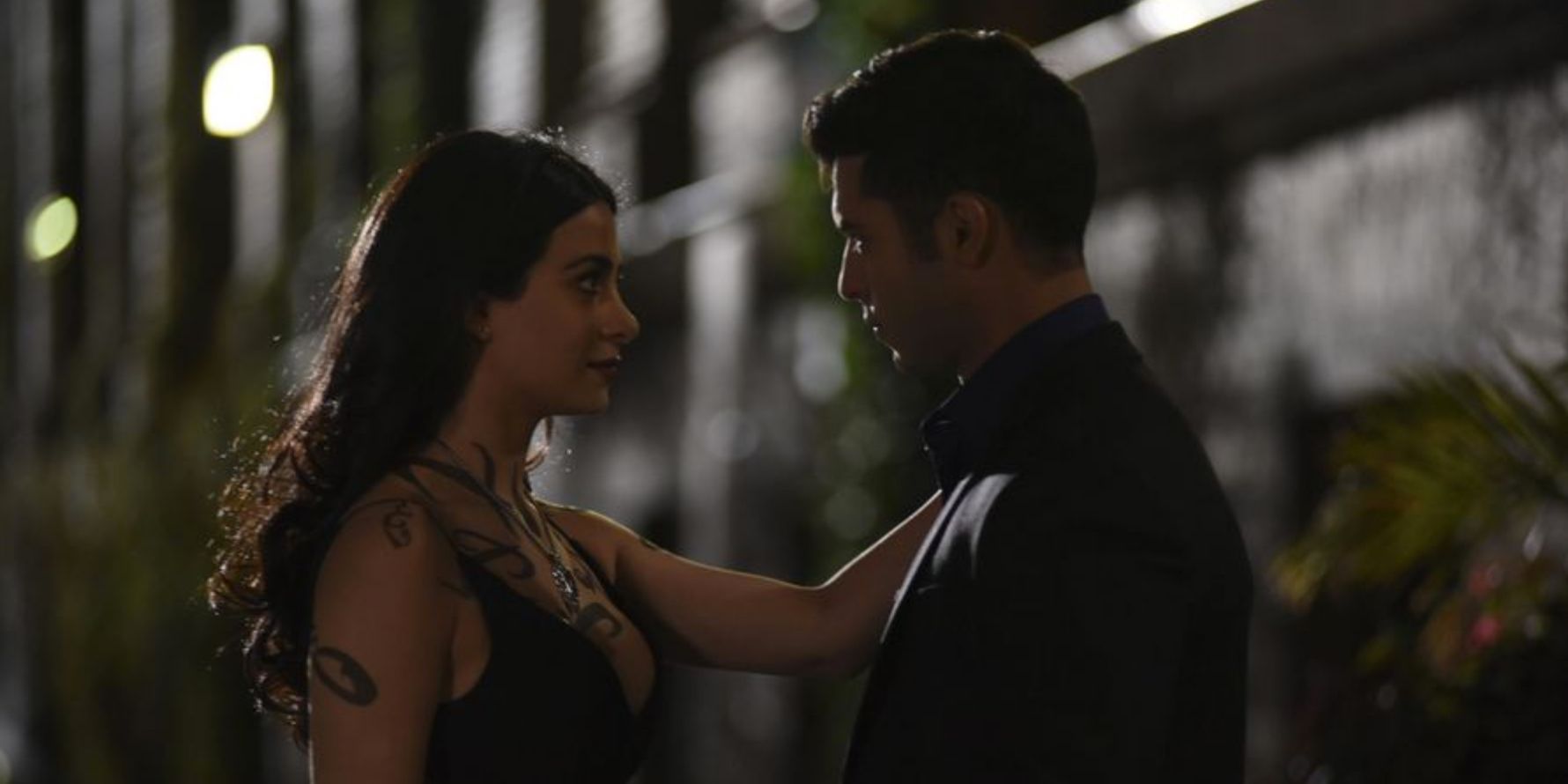 Isabelle and Raphael talk in the alley in Shadowhunters