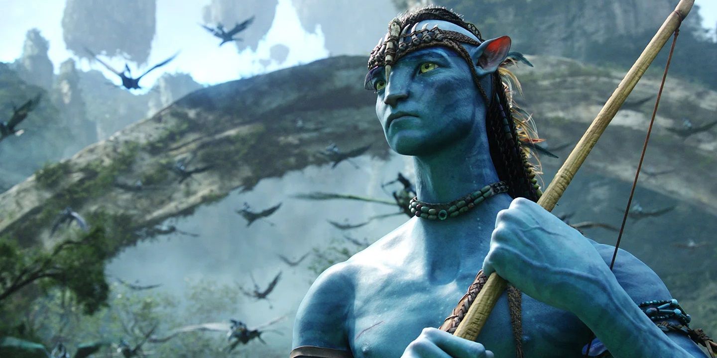 Jake Sully holding a spear in Avatar