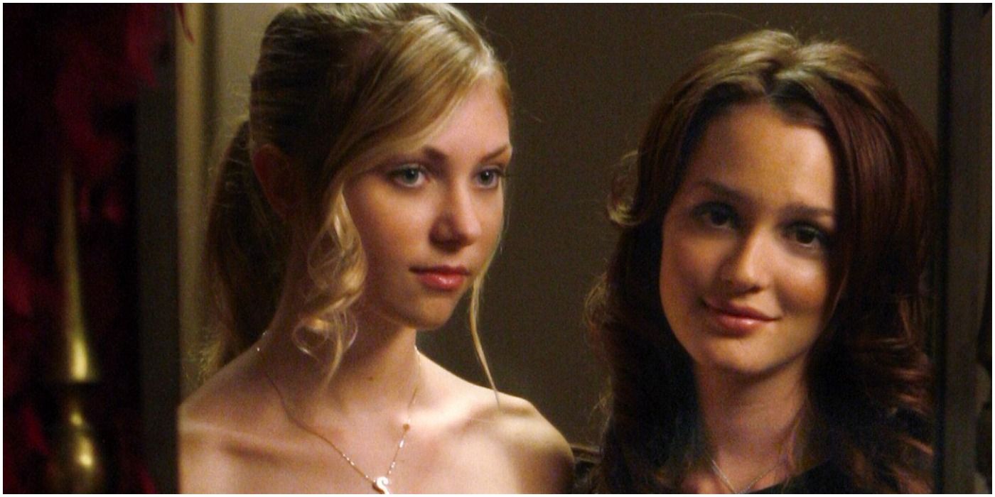 Blair and Jenny look into the mirror in Gossip Girl
