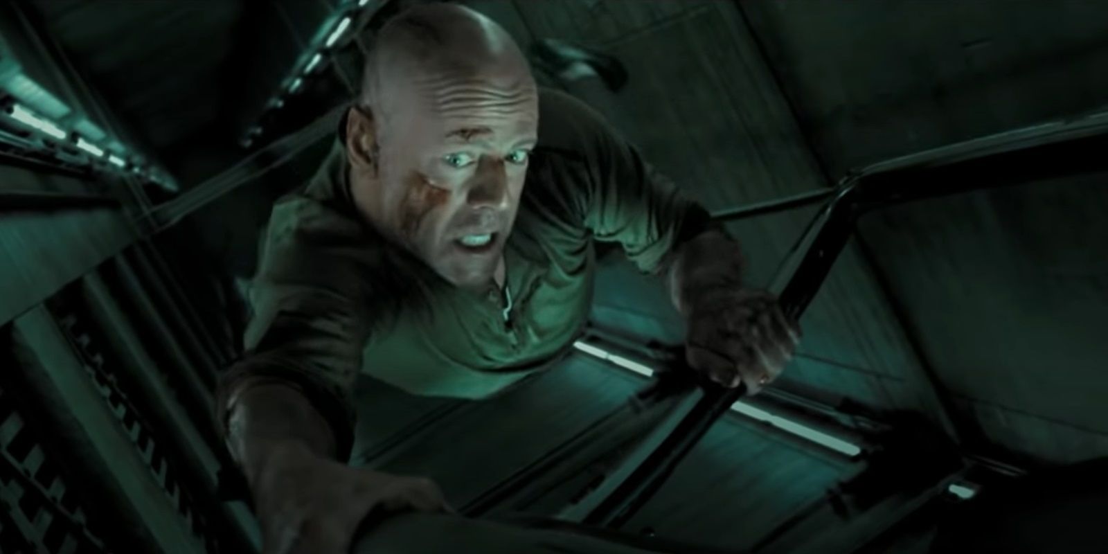 John McClane colgado en el hueco de un ascensor en Live Free or Die Hard