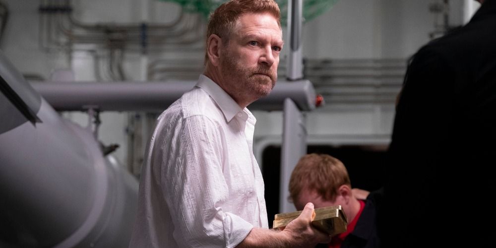 Kenneth Branagh holding gold bars on the yacht in Tenet