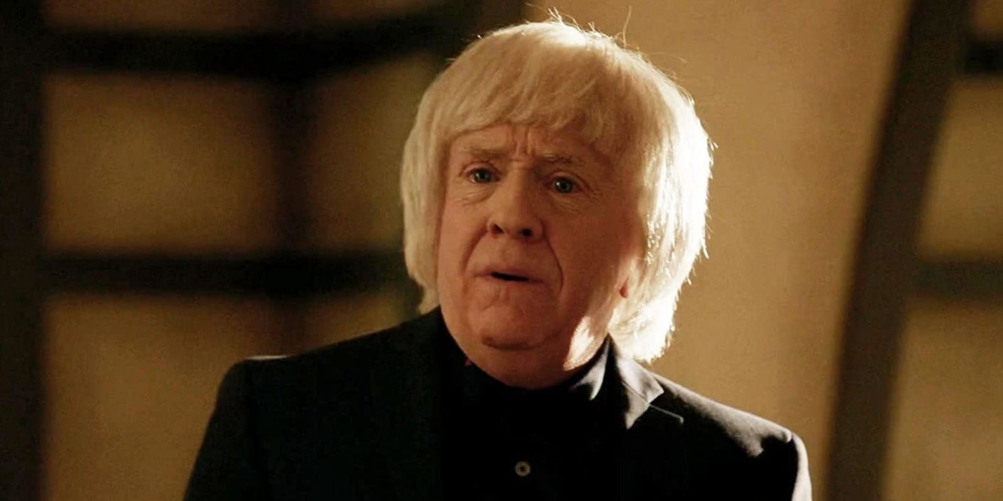 Leslie Jordan stands fearful in AHS Coven