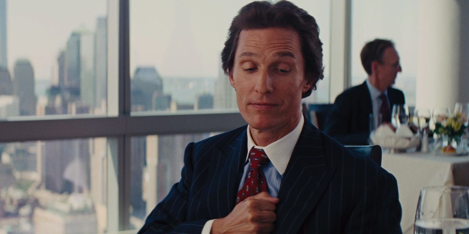Matthew McConaughey como Mark Hana batendo no peito em O Lobo de Wall Street