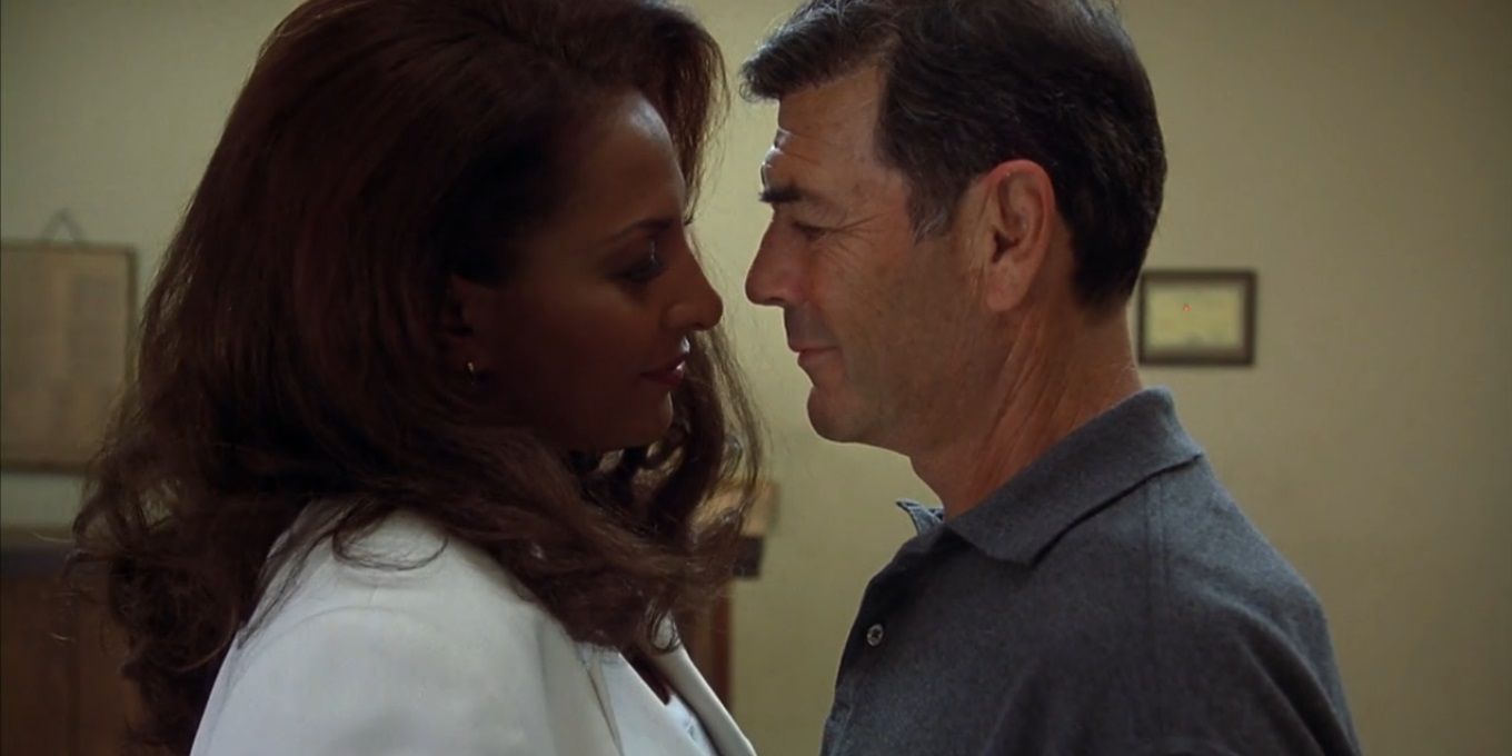 Pam Grier and Robert Forster embrace at the end of Jackie Brown