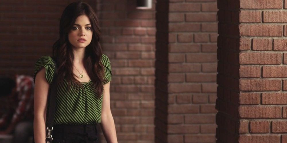 Aria at school in PLL