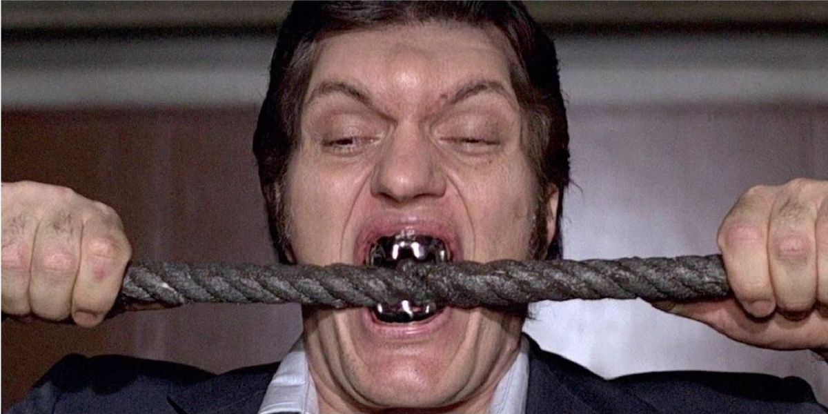 Jaws biting metal wire