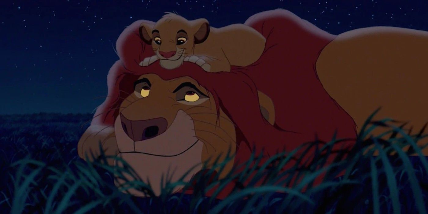 Simba sentado na cabeça de Musfasa em O Rei Leão