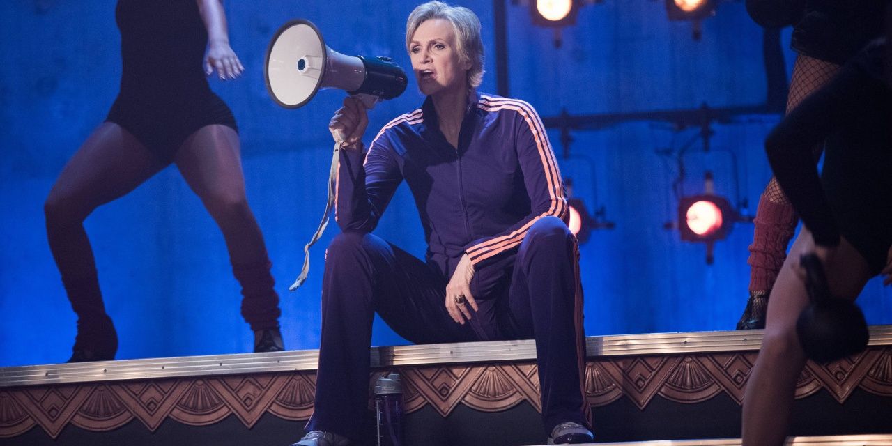 Sue com um megafone na mão, treinando Vocal Adrenaline em Glee