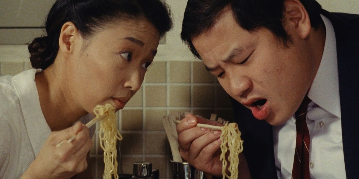 Um homem e uma mulher comendo macarrão em Tampopo (1985)