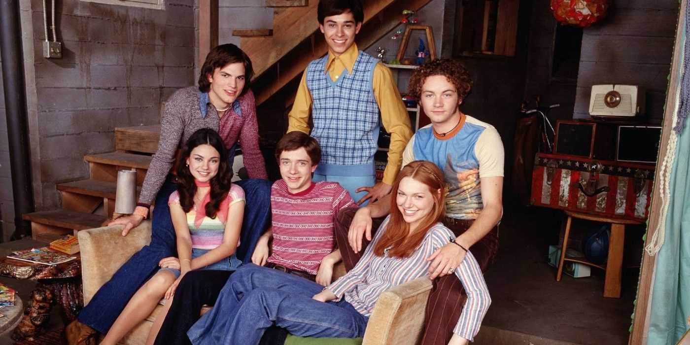 The cast of That '70s Show pose in the basement 