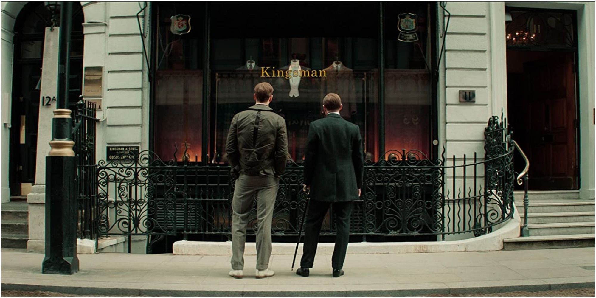 A shot of the Duke of Oxford (Ralph Fiennes) and Conrad (Harris Dickinson) in The King&rsquo;s Man