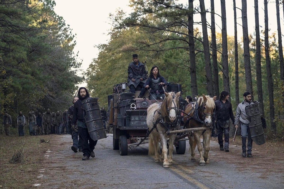 New Walking Dead Season 10 Finale Images Show All-Out War With The Whisperers