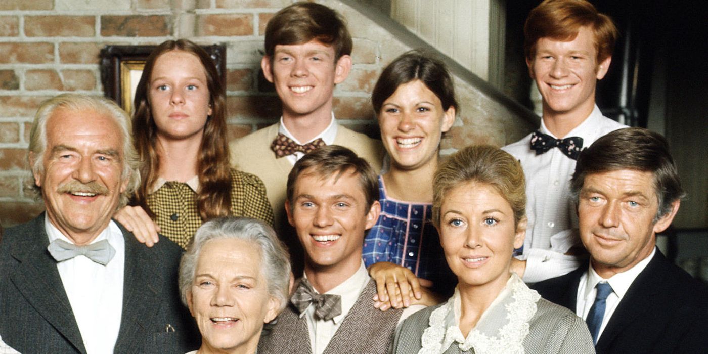 The cast of the Waltons smiling for a portrait.