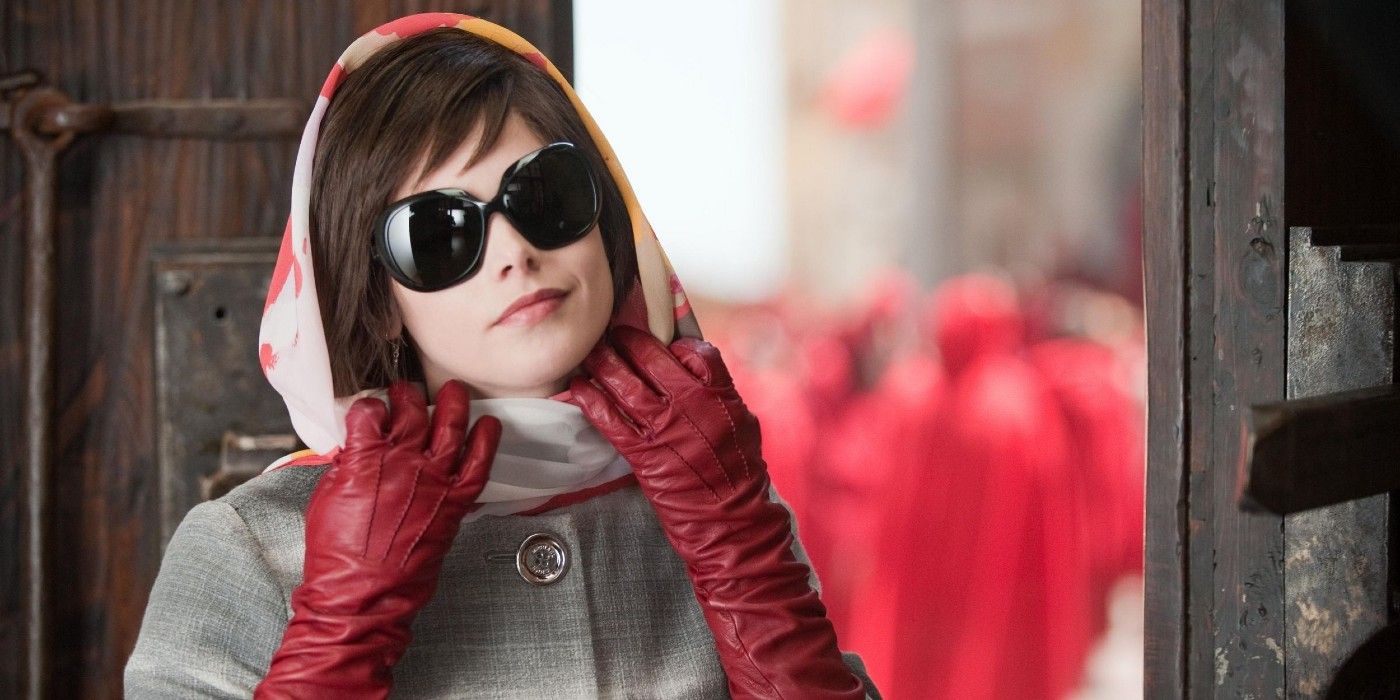  Alice Cullen removes her scarf and shades in New Moon.