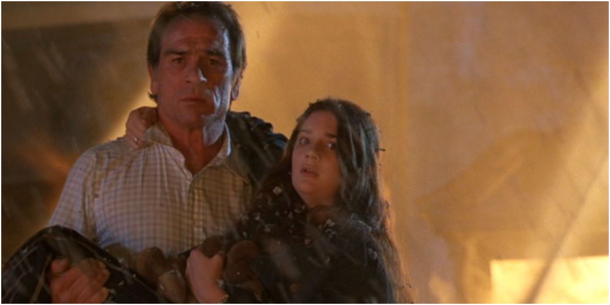 Tommy Lee Jones as Mike Roark and Gaby Hoffman in 1997&rsquo;s Volcano