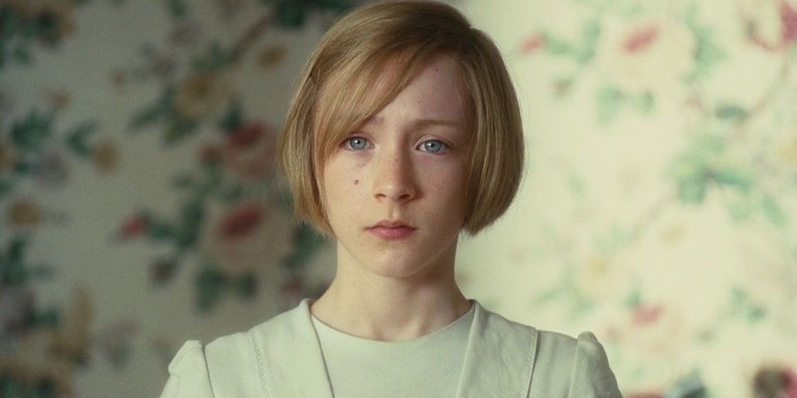 Saoirse Ronan aponta um olhar sem vida para a meia distância em Atonement. 