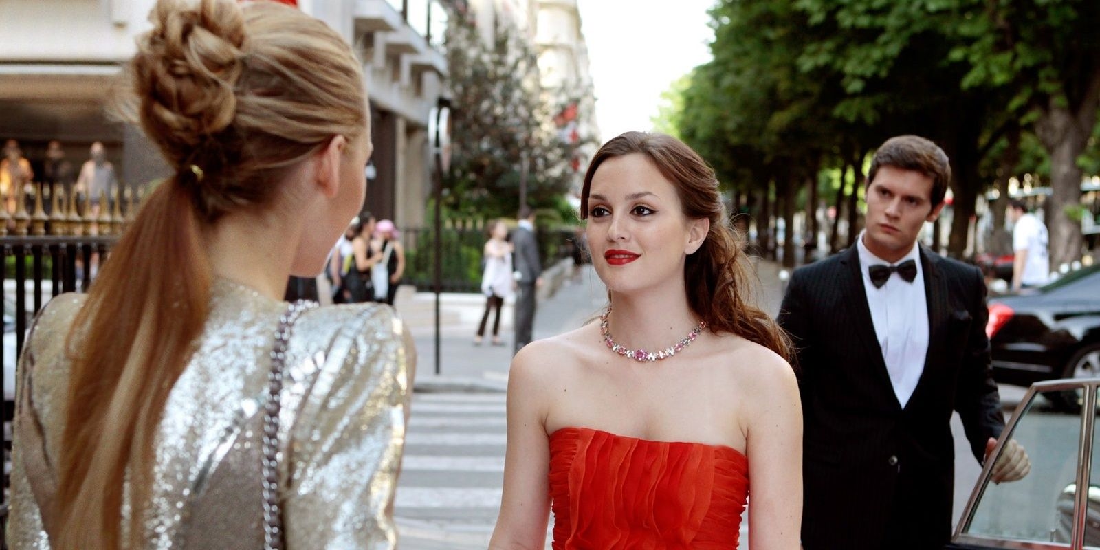 Blair Waldorf talking to Serena in Paris in Gossip Girl