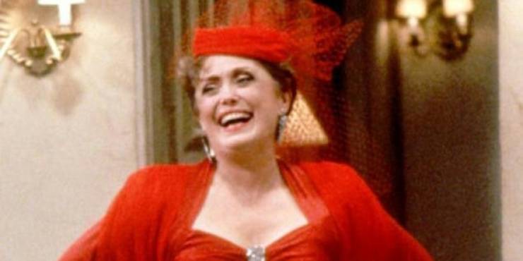 Blanche Devereaux yllään hänen punainen hääpuku on the Golden Girls