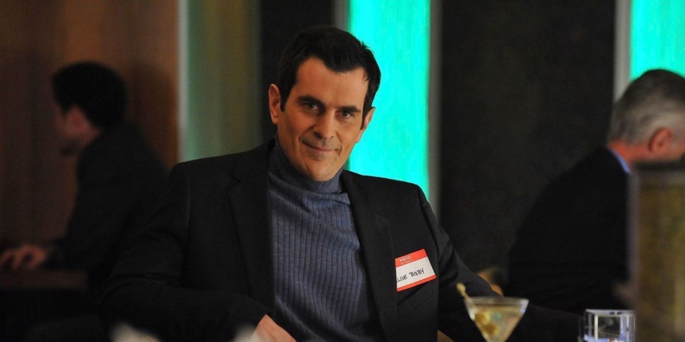 Phil Dunphy dressed as Clive Bixby in a hotel bar on Modern Family.