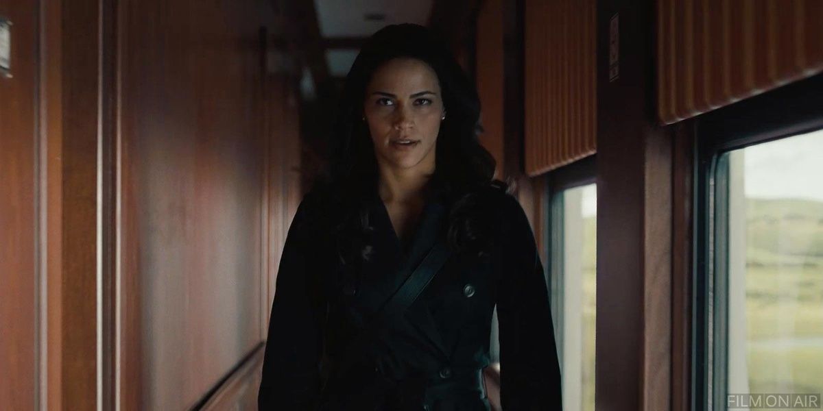Jane Carter walks in a train in Mission Impossible Ghost Protocol