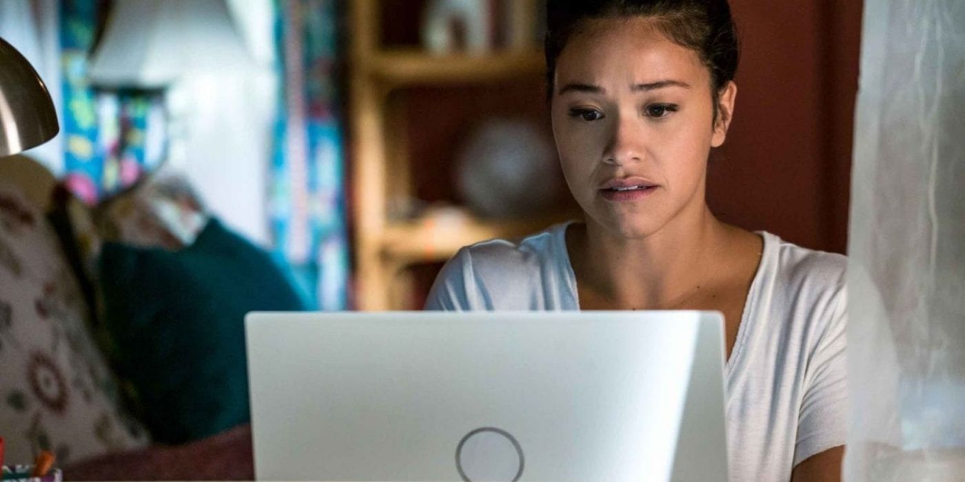 Gina Rodriguez as Jane typing on a computer
