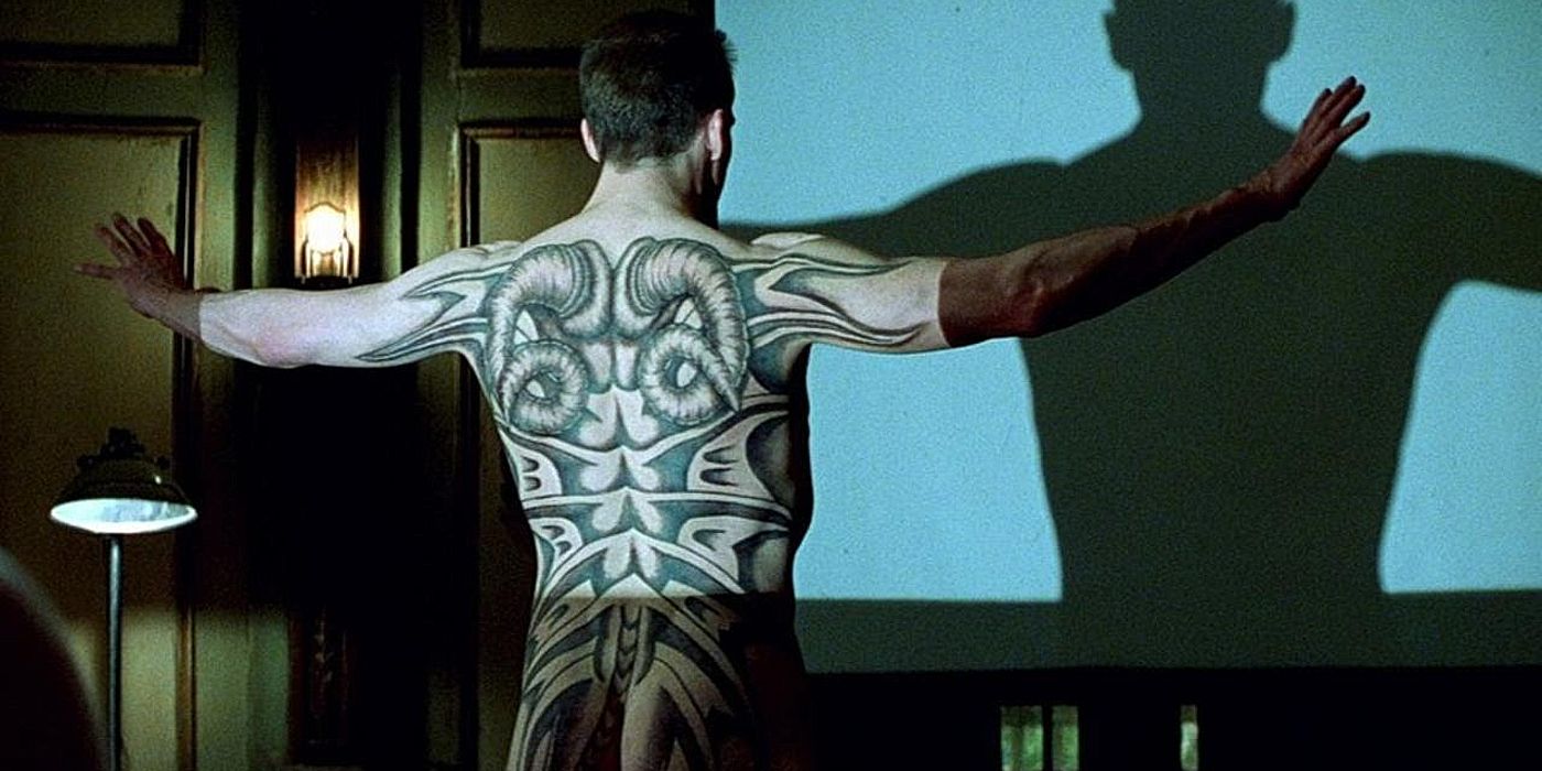 Dolarhyde (Ralph Fiennes) with back tattoo in Red Dragon