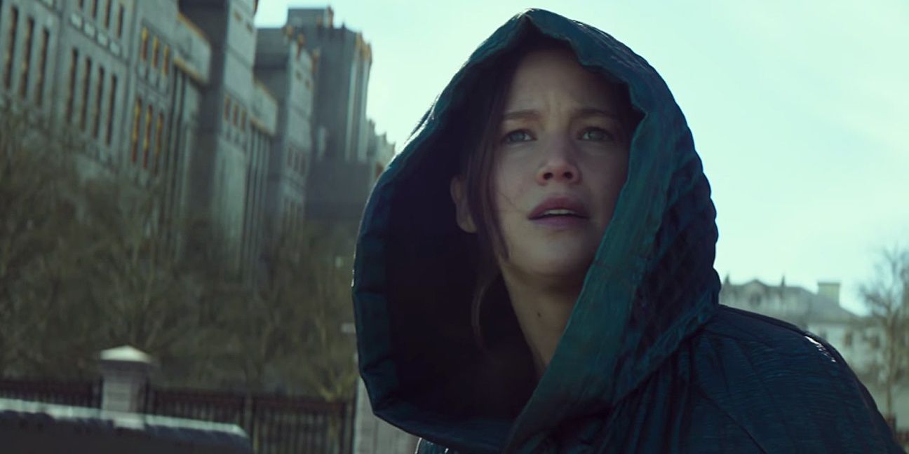 Katniss Everedeen wearing a cloak in The Hunger Games movies 