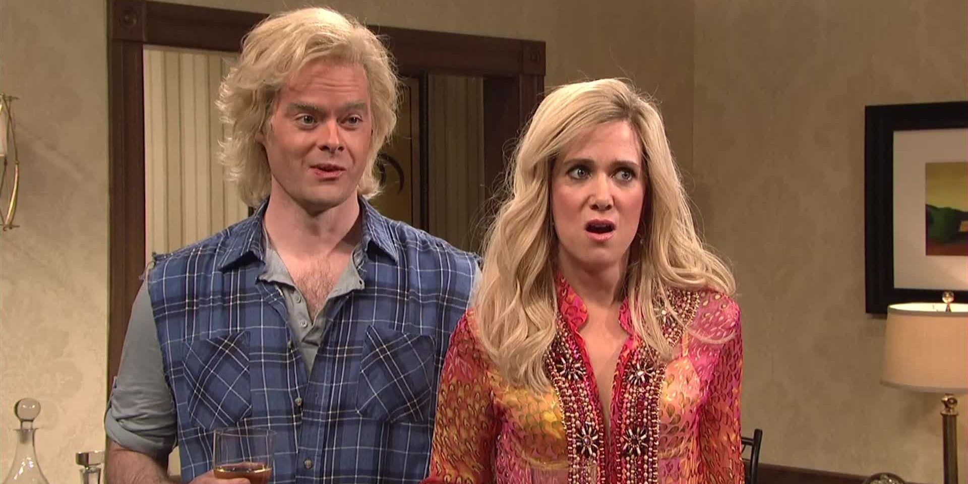 Kristen Wiig e Bill Hader no SNL usando perucas loiras e parecendo surpresos