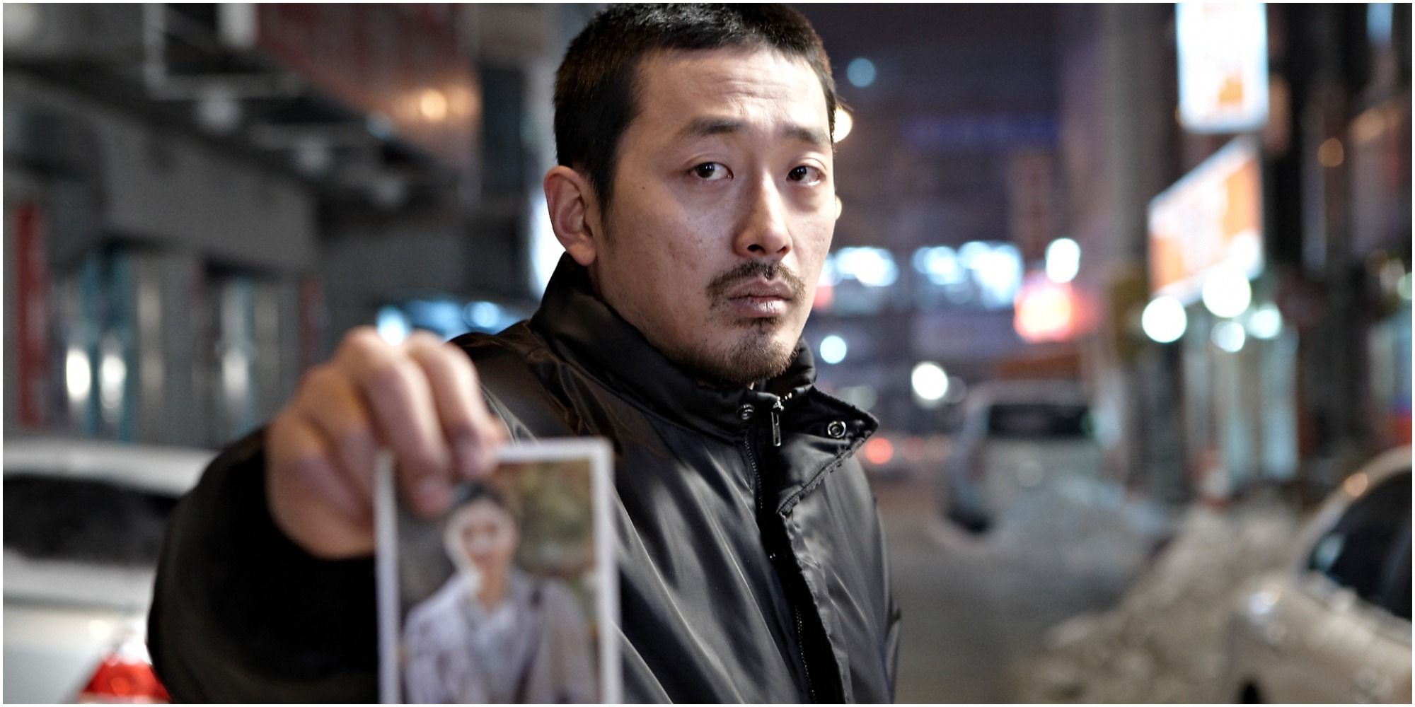 the yellow sea ha jung-woo holding picture na hong-jin movie 2010