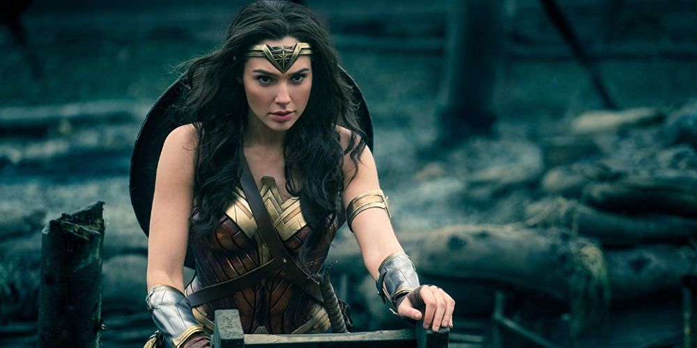 Woman Woman climbs out of the trench in Wonder Woman 2017